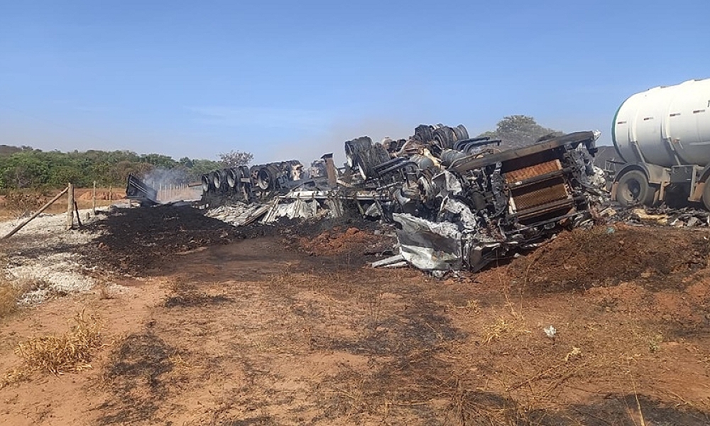 Motorista morre carbonizado após carreta tombar e pegar fogo na BR-070