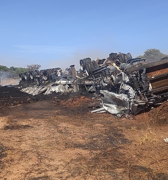 Motorista morre carbonizado após carreta tombar e pegar fogo na BR-070