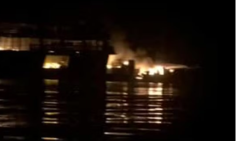 EMBARCAÇÃO PEGA FOGO E PASSAGEIROS SE JOGAM NO RIO NEGRO, NO AMAZONAS 