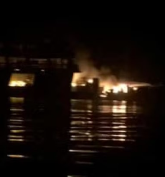 EMBARCAÇÃO PEGA FOGO E PASSAGEIROS SE JOGAM NO RIO NEGRO, NO AMAZONAS 