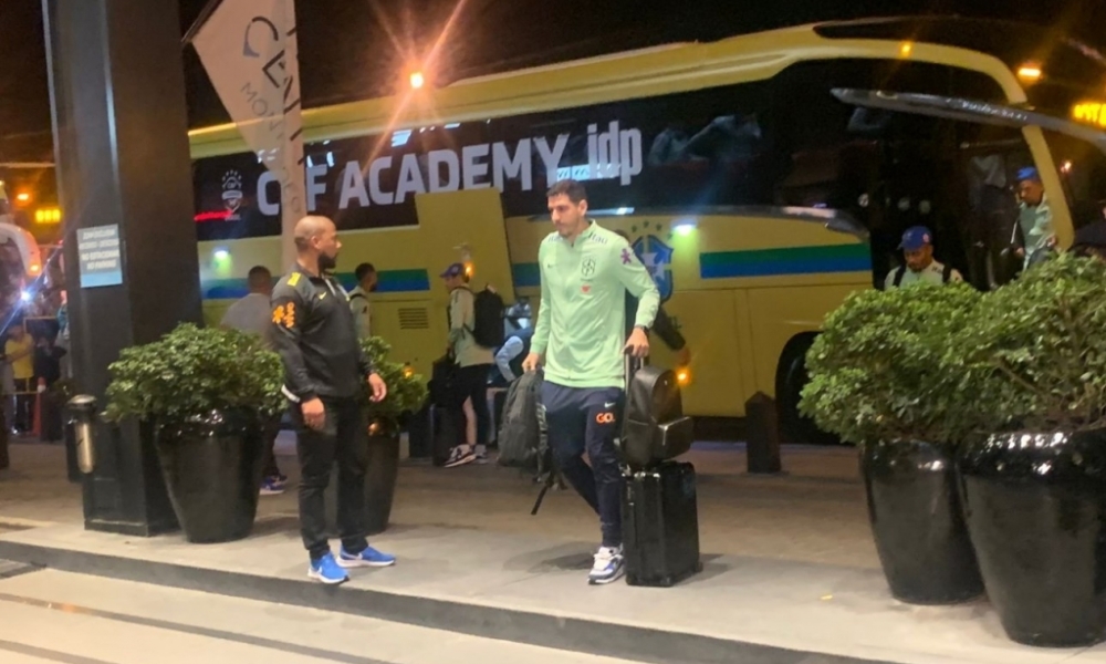 Seleção brasileira chega a Montevidéu e terá pelo menos uma mudança contra o Uruguai