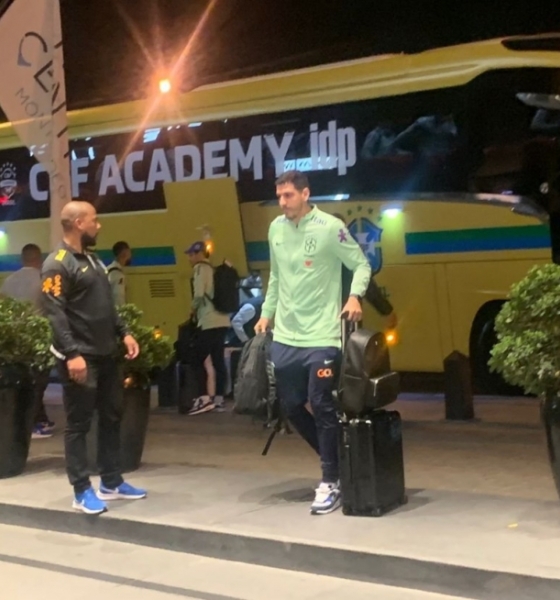 Seleção brasileira chega a Montevidéu e terá pelo menos uma mudança contra o Uruguai