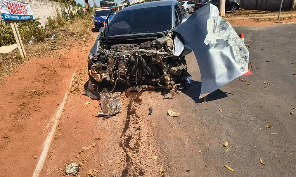 Acidente entre dois carros e uma moto deixa três feridos em VG