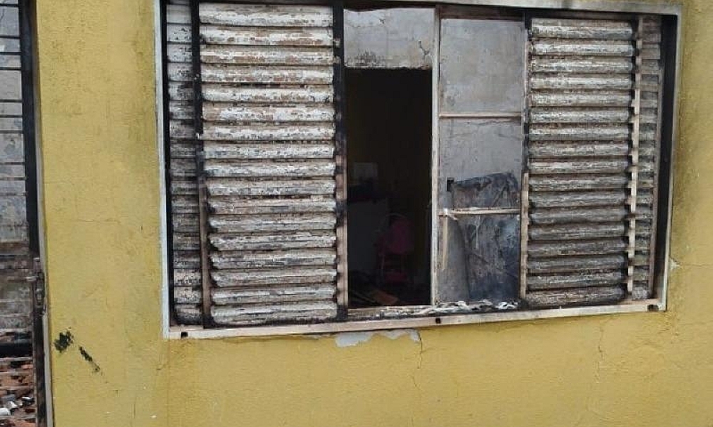 Mãe de três filhos tem casa destruída pelo ex marido em incêndio criminoso e precisa de apoio