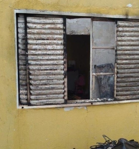 Mãe de três filhos tem casa destruída pelo ex marido em incêndio criminoso e precisa de apoio
