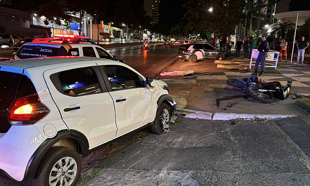 Carro atinge e mata motociclista de 21 anos na Avenida do CPA; adolescente fica ferido