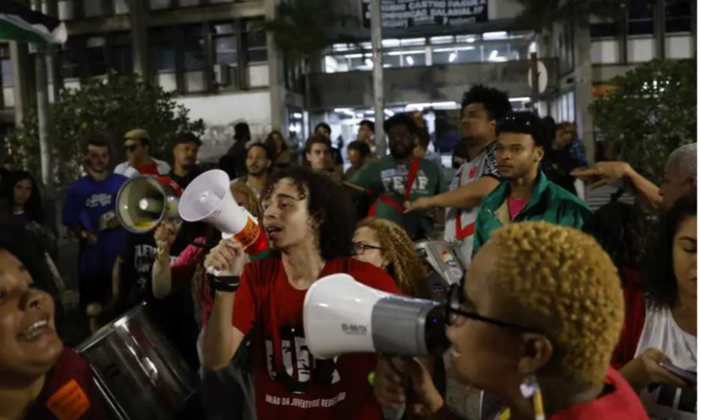 ESTUDANTES DA UERJ PROTESTAM CONTRA EXCLUSÃO DE 1,2 MIL ALUNOS DE BENEFÍCIOS