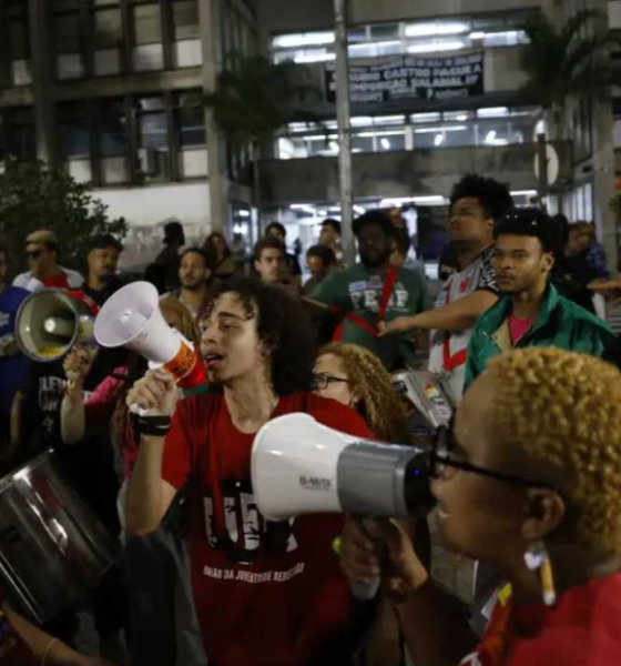 ESTUDANTES DA UERJ PROTESTAM CONTRA EXCLUSÃO DE 1,2 MIL ALUNOS DE BENEFÍCIOS