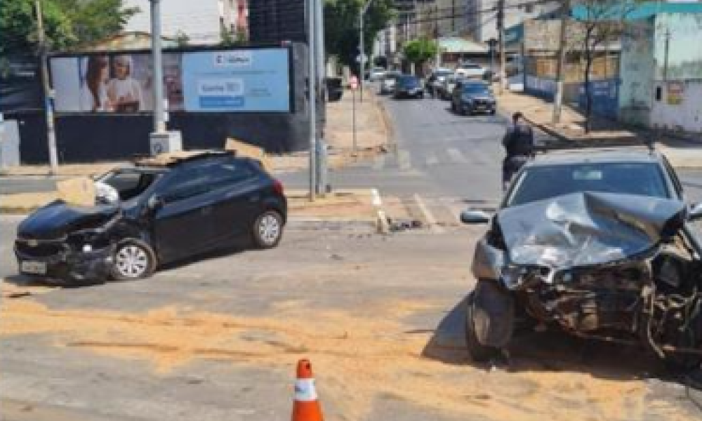 Colisão em cruzamento movimentado deixa três feridos na Capital