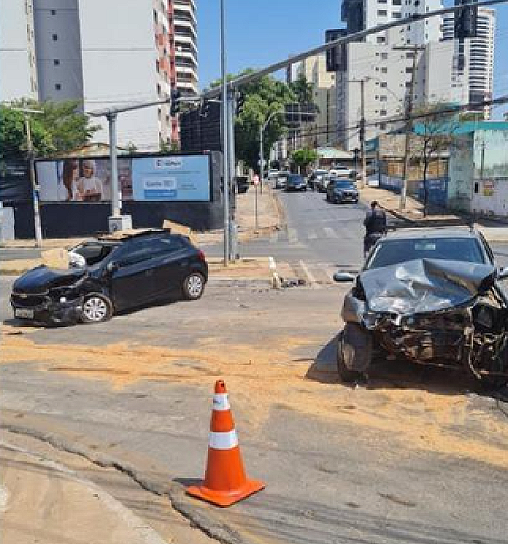 Colisão em cruzamento movimentado deixa três feridos na Capital