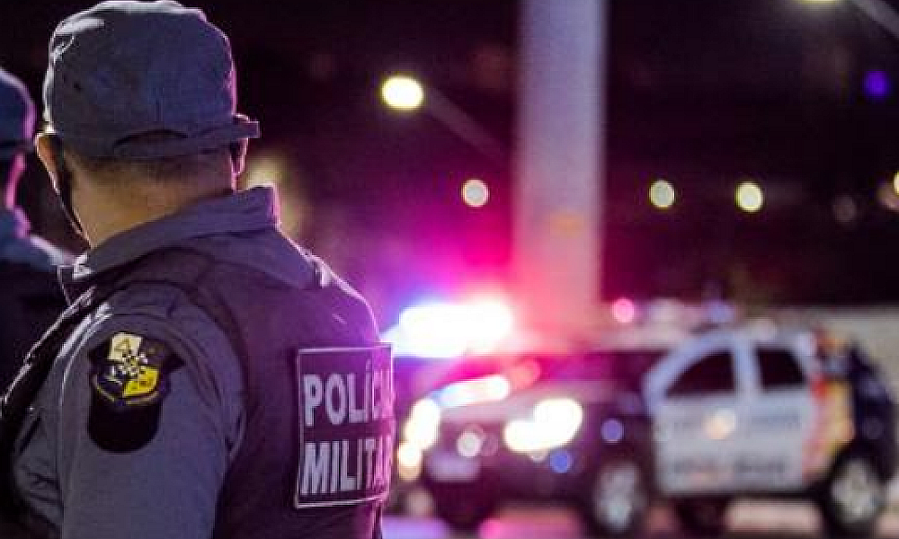 Cabo da PM sofre tentativa de homicídio na rua; carro da vítima foi atingido por 8 tiros