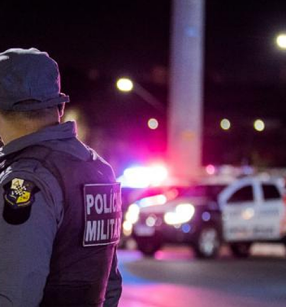 Cabo da PM sofre tentativa de homicídio na rua; carro da vítima foi atingido por 8 tiros