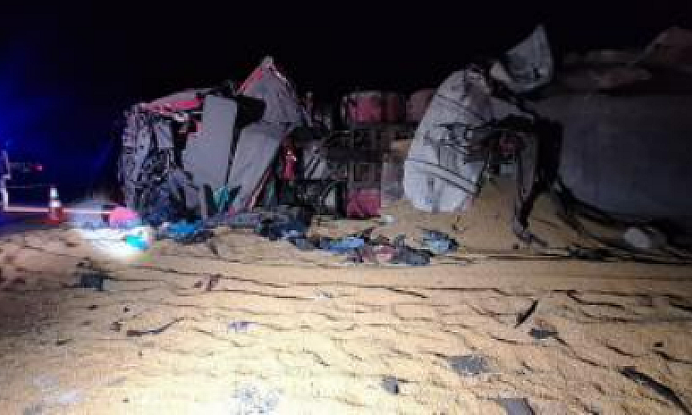 Homem morre e outro fica ferido em acidente entre carretas na BR-364