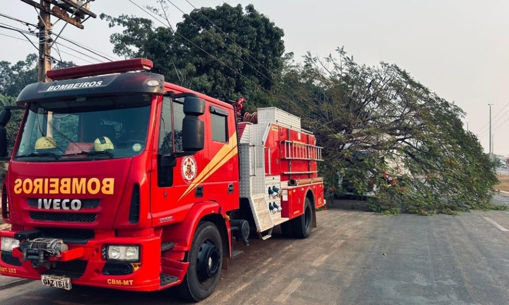Criminosos incendeiam duas casas em ataque de facção em Cáceres