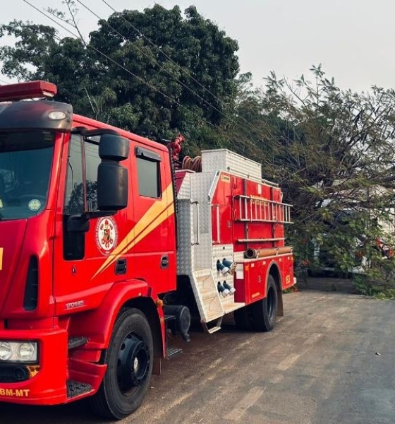 Criminosos incendeiam duas casas em ataque de facção em Cáceres