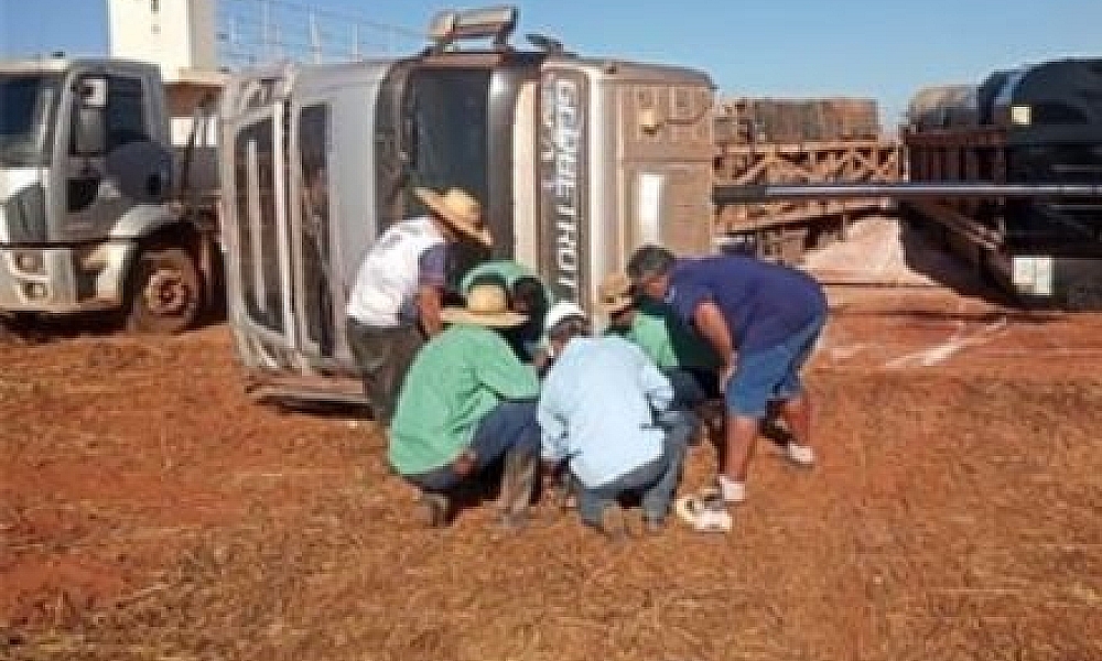 Trabalhador morre esmagado por cabine após caminhão tombar