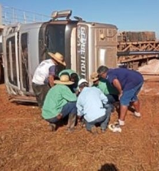 Trabalhador morre esmagado por cabine após caminhão tombar