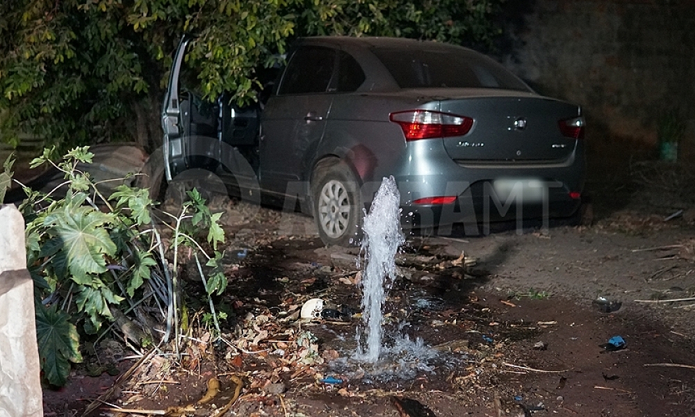 Carro e moto colidem em cruzamento e veículo invade residência em Rondonópolis