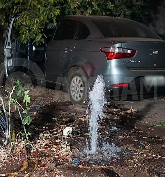 Carro e moto colidem em cruzamento e veículo invade residência em Rondonópolis