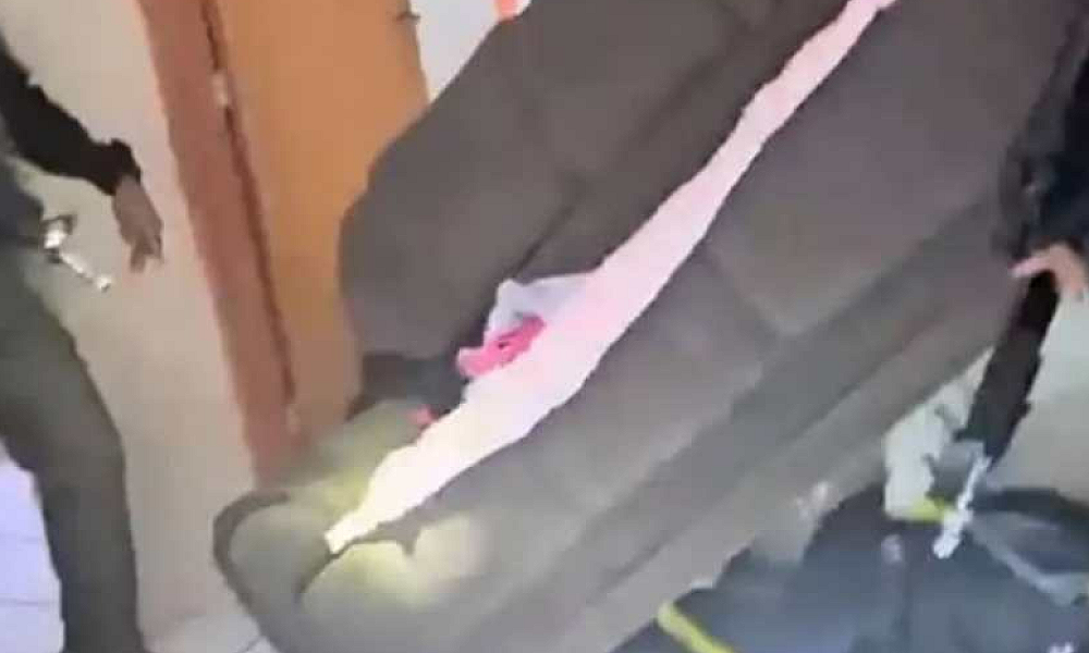 Foragido se esconde dentro de sofá para despistar policiais.
