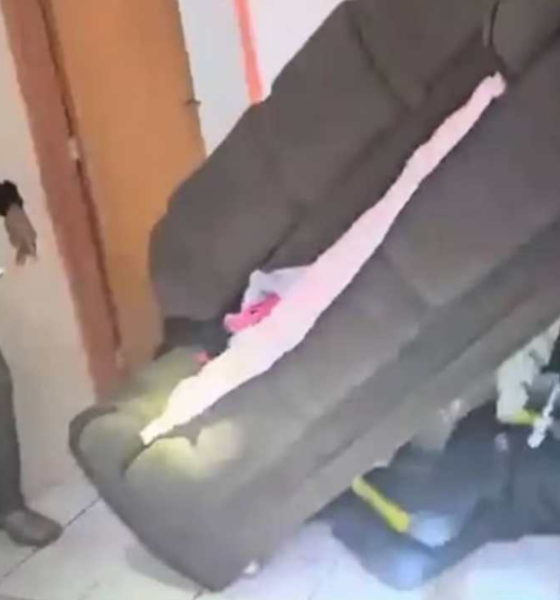Foragido se esconde dentro de sofá para despistar policiais.