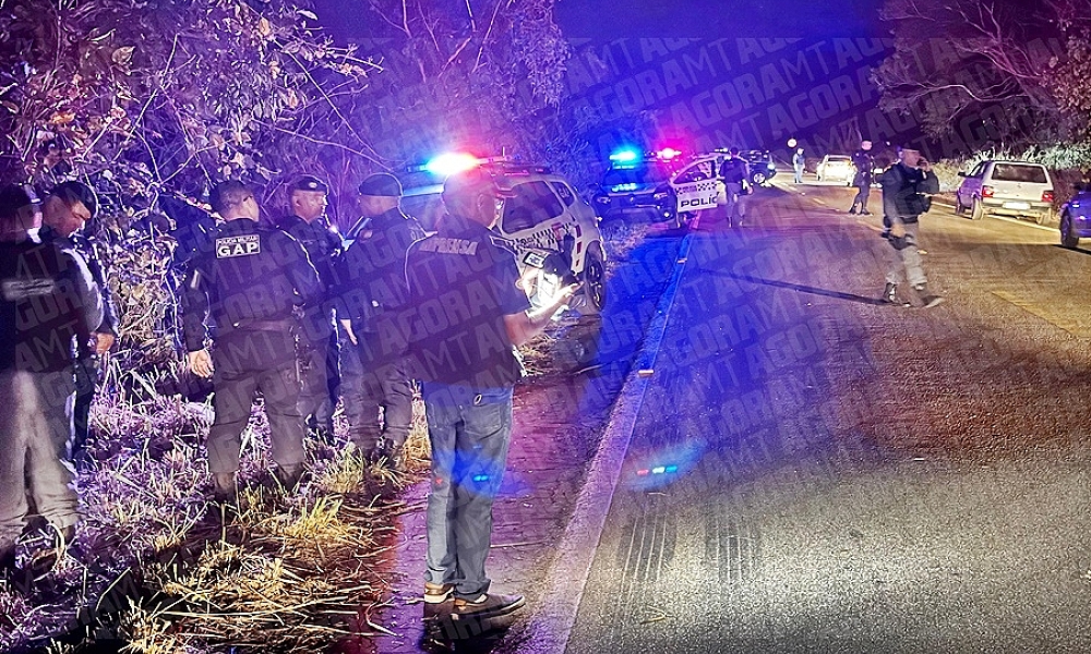 Carro é roubado com adolescente dentro e perseguição acaba em tiroteio