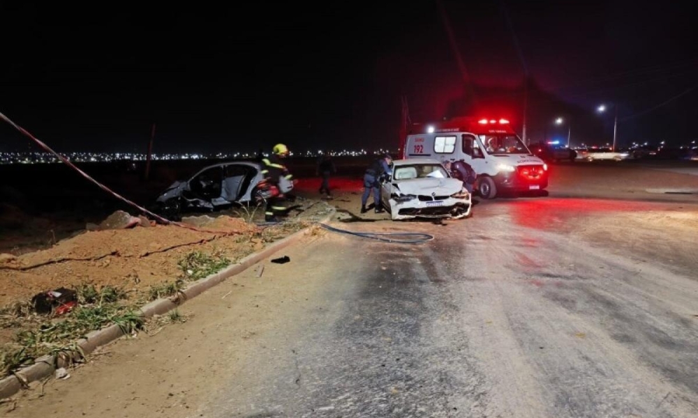 Racha termina em colisão entre Jetta e BMW e deixa motorista preso às ferragens em Primavera do Leste