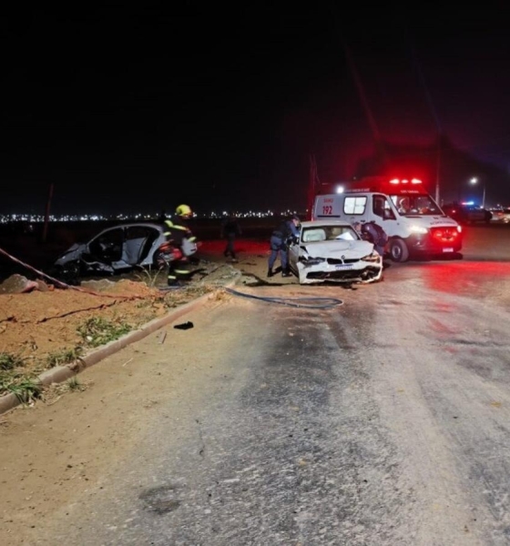 Racha termina em colisão entre Jetta e BMW e deixa motorista preso às ferragens em Primavera do Leste