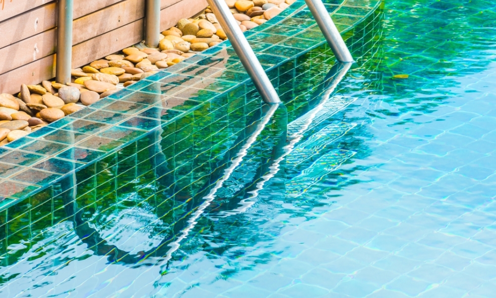 Criança de 2 anos morre após se afogar em piscina de casa