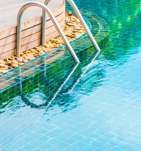 Criança de 2 anos morre após se afogar em piscina de casa