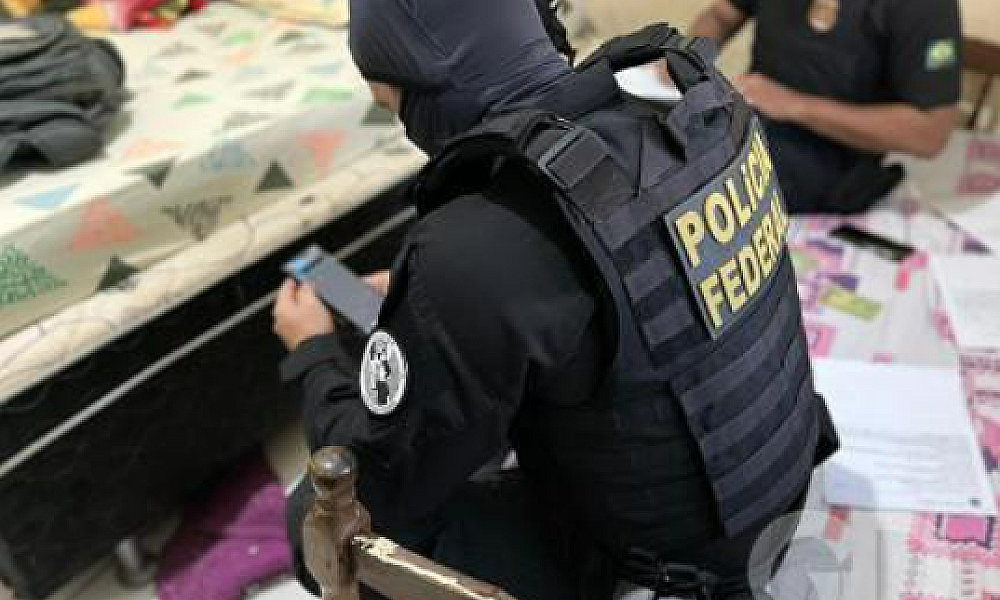 PF faz buscas na casa de investigado por vender vídeos de abusos sexuais contra menores