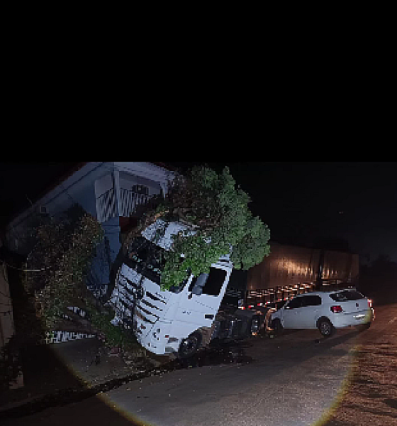 Carreta desgovernada atinge carro e árvore em Jaciara