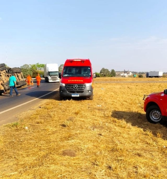 Corpo de Bombeiros atende ocorrência de capotamento de carreta carregada com pluma de algodão