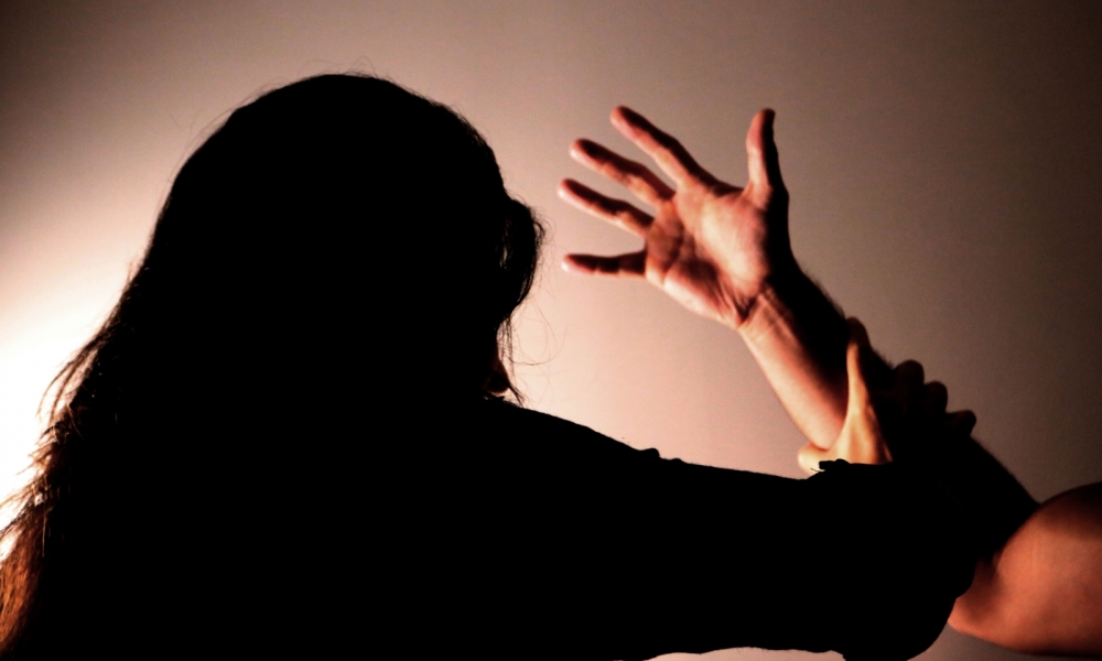 Homem é preso pela Polícia Civil por perseguir, ameaçar, agredir e morder ex-namorada por não aceitar término