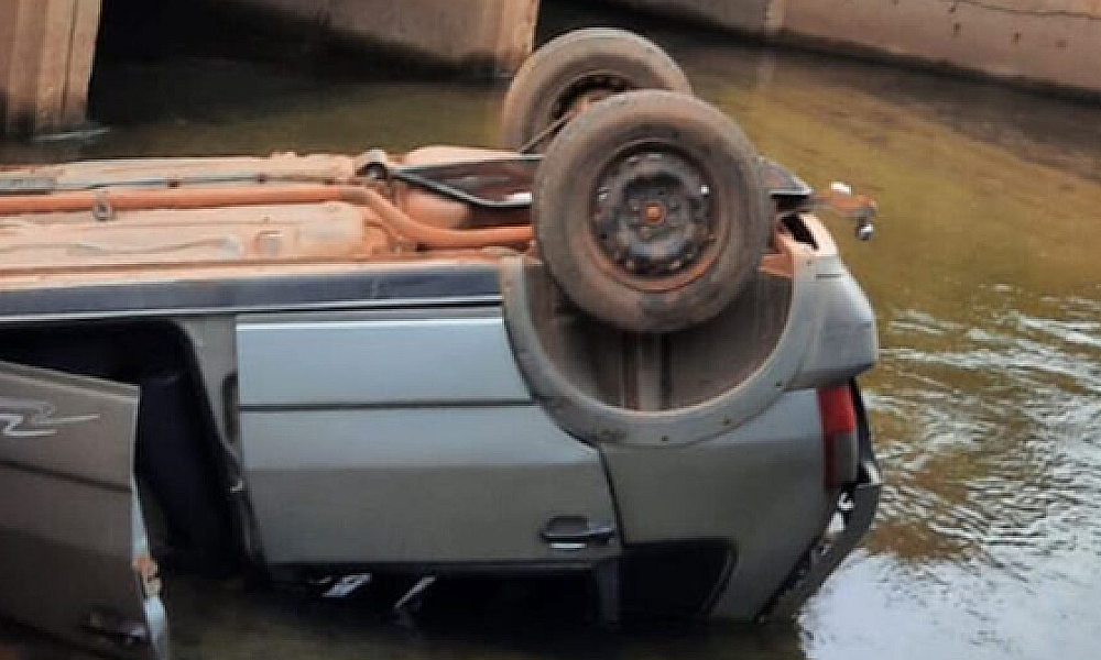 Mulher morre e quatro ficam feridos após carro cair de ponte