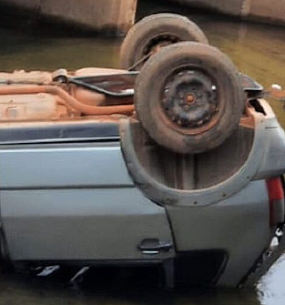 Mulher morre e quatro ficam feridos após carro cair de ponte