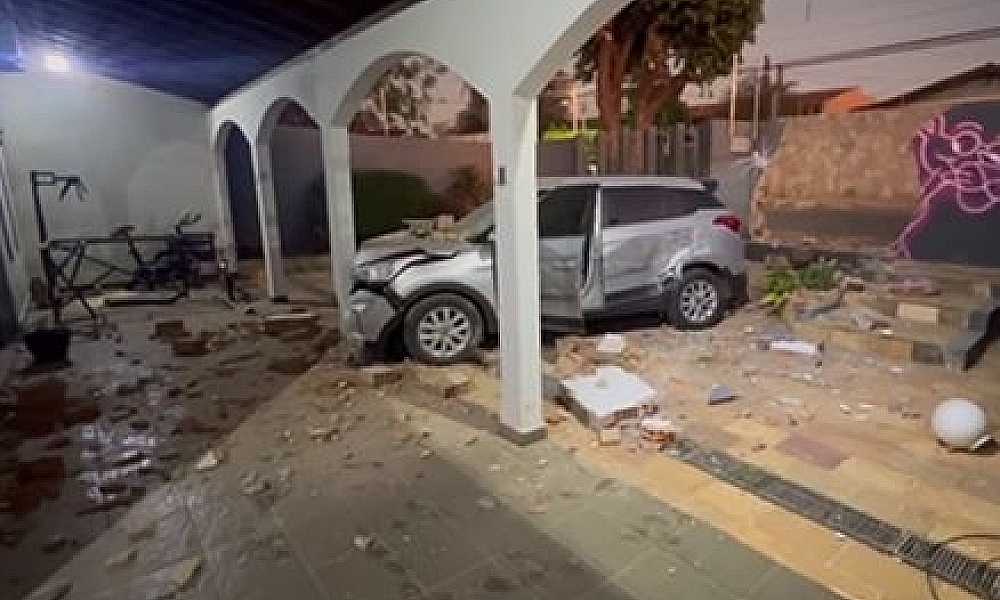 Câmera flagra momento em que Creta invade casa em Cuiabá