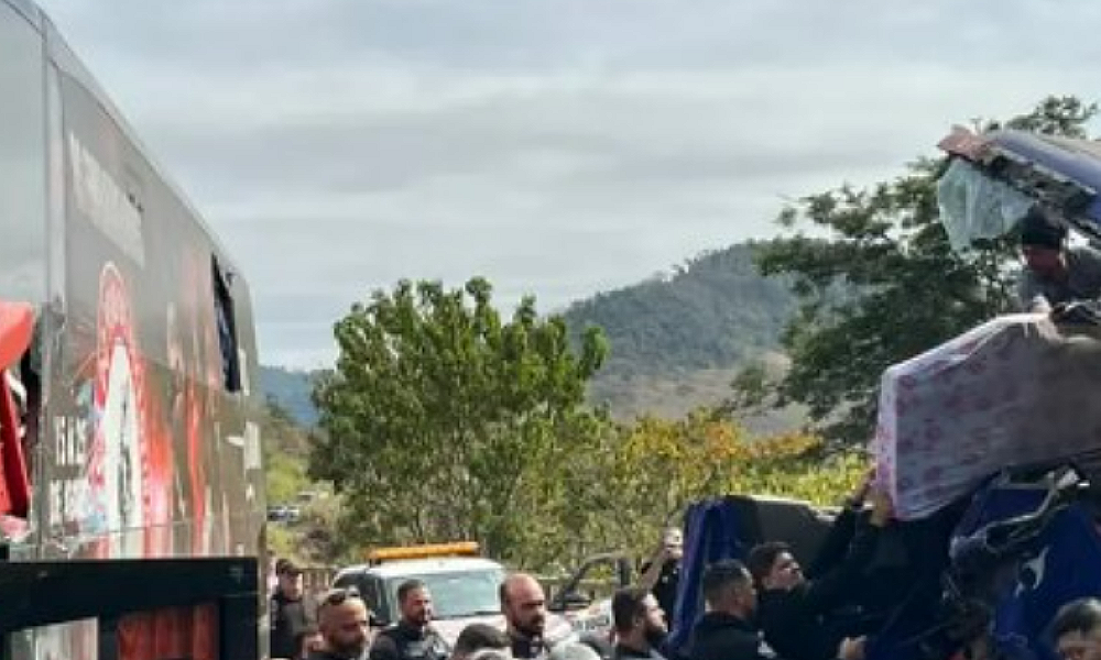 Ônibus da dupla César Menotti & Fabiano se envolve em acidente com carreta na BR-262, na Zona da Mata