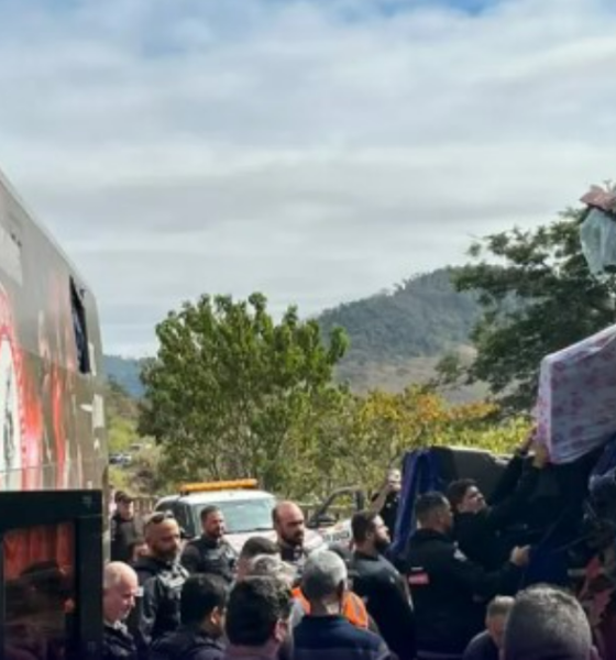 Ônibus da dupla César Menotti & Fabiano se envolve em acidente com carreta na BR-262, na Zona da Mata