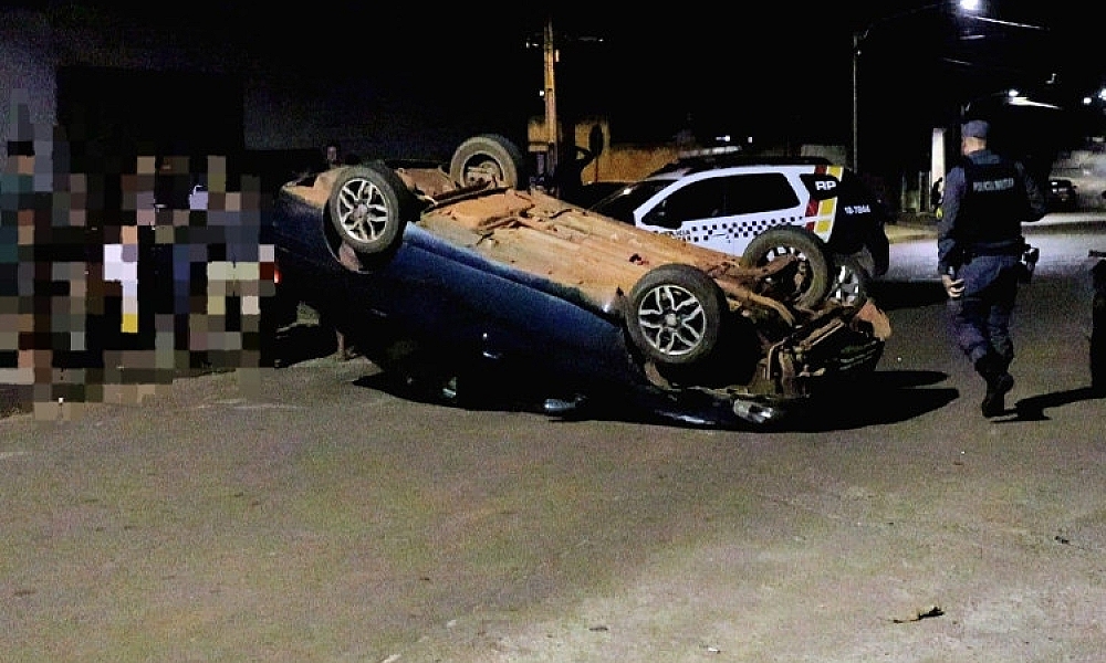 Colisão com caminhonete estacionada termina em capotamento em Pontes e Lacerda