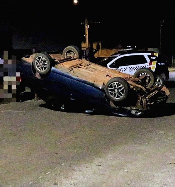 Colisão com caminhonete estacionada termina em capotamento em Pontes e Lacerda