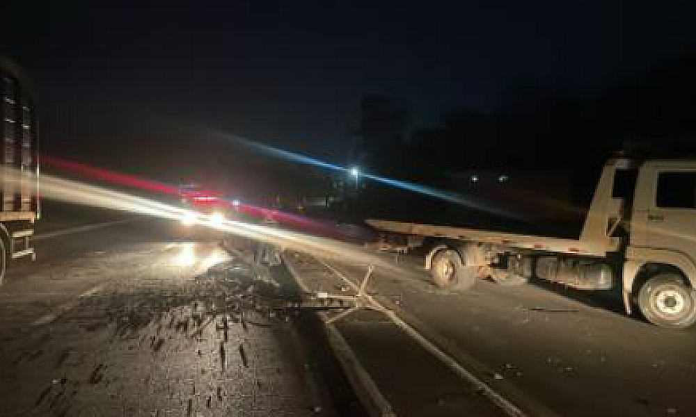 Motorista foge após capotar Jeep e derrubar poste em Várzea Grande