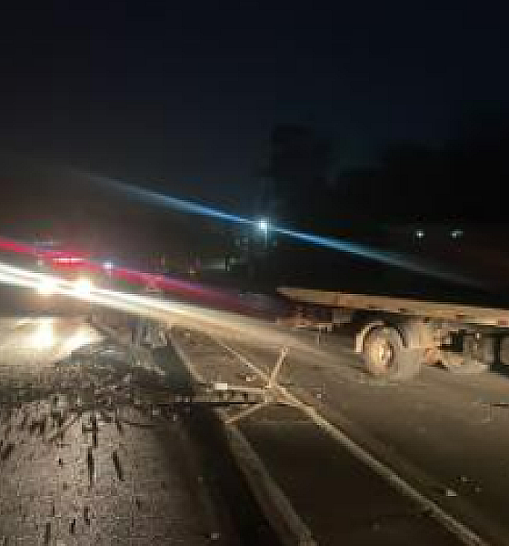 Motorista foge após capotar Jeep e derrubar poste em Várzea Grande