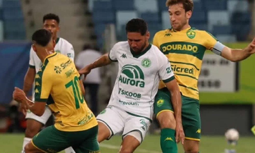 Cuiabá decide nos minutos finais, derrota a Chapecoense e se aproxima do G-4  
