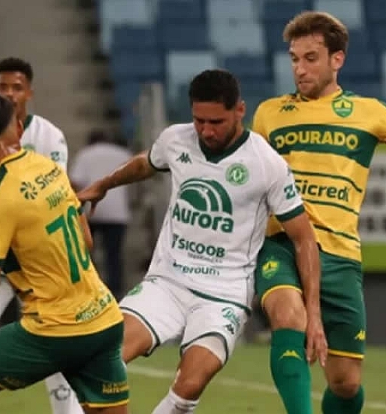Cuiabá decide nos minutos finais, derrota a Chapecoense e se aproxima do G-4  