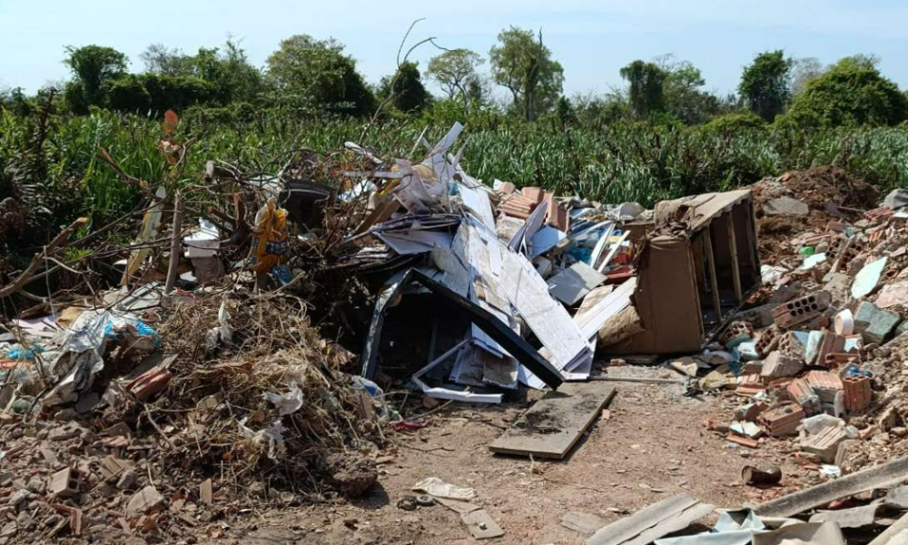 Motorista é flagrado descartando entulho em área de preservação ambiental em Várzea Grande