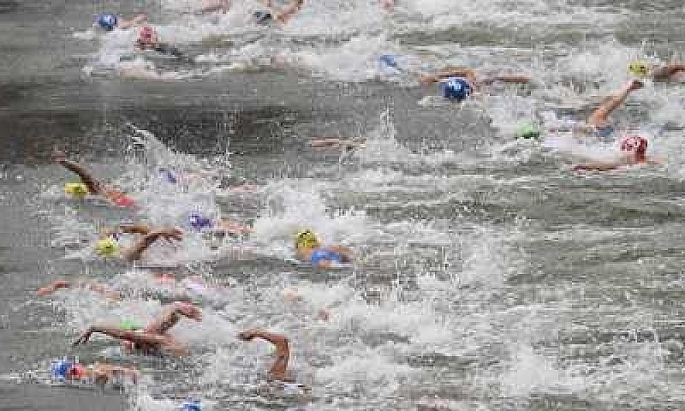 Triatletas são hospitalizados após nadarem no rio Sena; Bélgica desiste de prova