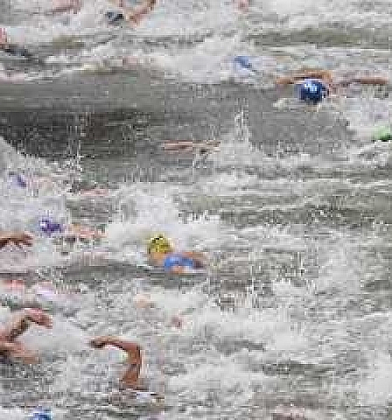 Triatletas são hospitalizados após nadarem no rio Sena; Bélgica desiste de prova