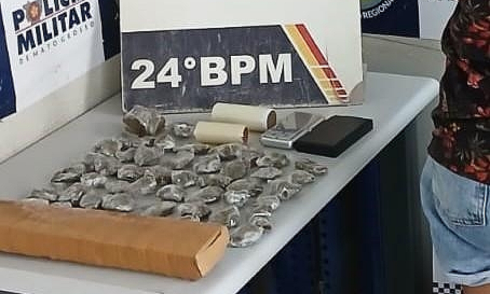 Mulher é presa em flagrante pela PM com 50 porções de drogas drogas escondidas em armário e geladeira