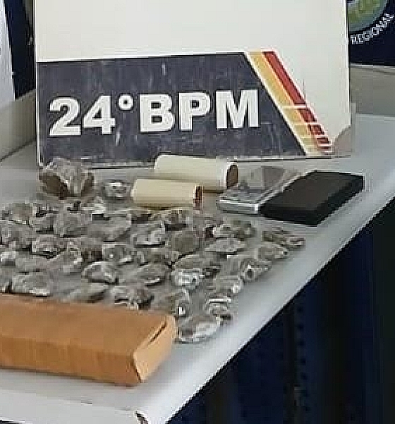 Mulher é presa em flagrante pela PM com 50 porções de drogas drogas escondidas em armário e geladeira
